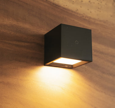 Quadratische kabellose Wandleuchte für den Innenbereich BOX 8